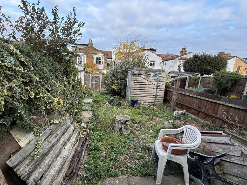 Lot: 125 - MID-TERRACE HOUSE FOR IMPROVEMENT - Garden with rear access via gate